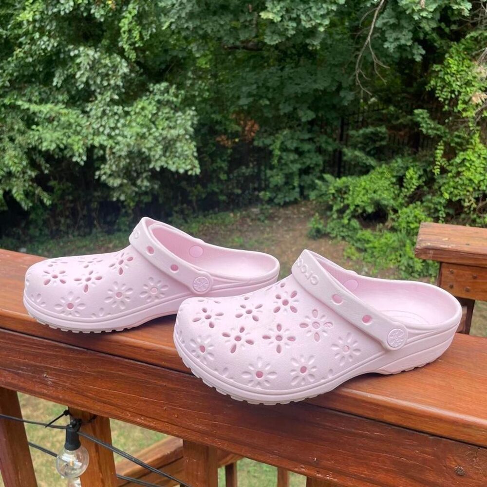 W 8 Crocs Floral Cut Out Watershoes sandals